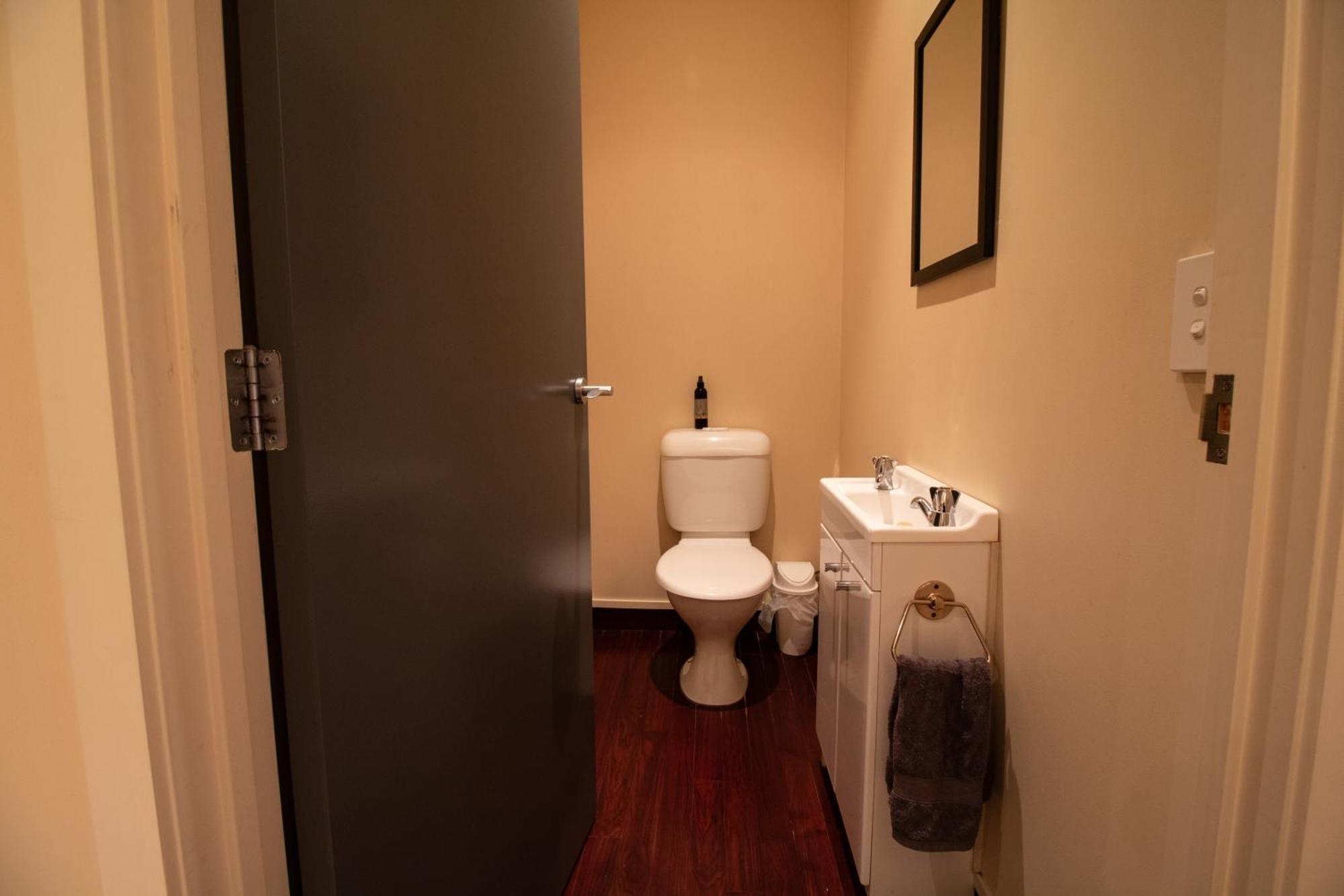 Large Luxury Apartment Located Right In Town Таупо Екстериор снимка