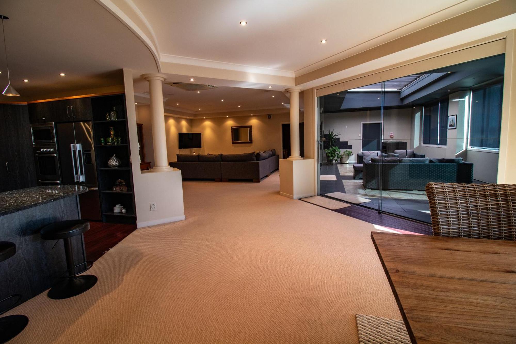 Large Luxury Apartment Located Right In Town Таупо Екстериор снимка