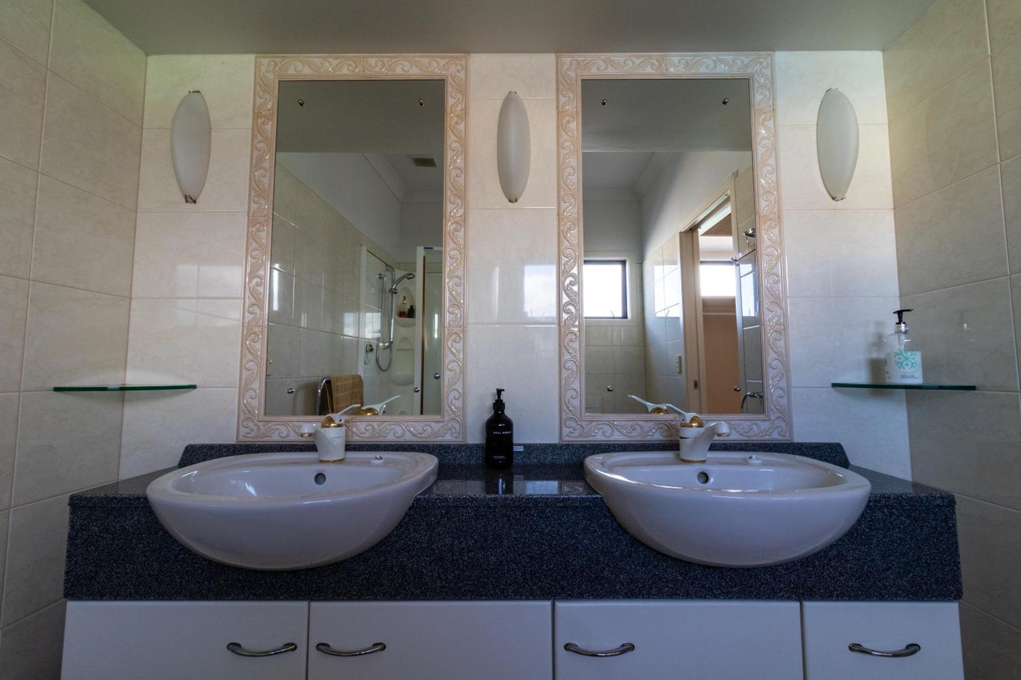 Large Luxury Apartment Located Right In Town Таупо Екстериор снимка