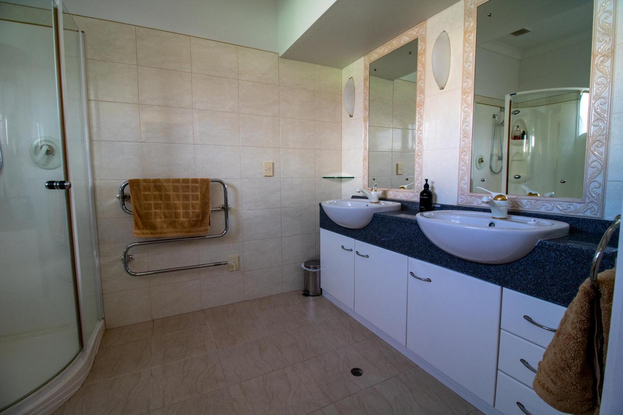 Large Luxury Apartment Located Right In Town Таупо Екстериор снимка