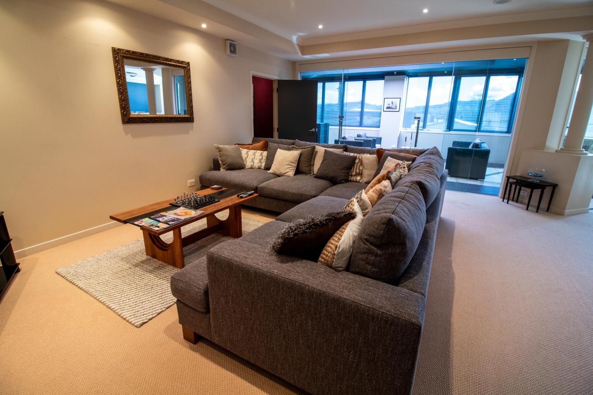 Large Luxury Apartment Located Right In Town Таупо Екстериор снимка