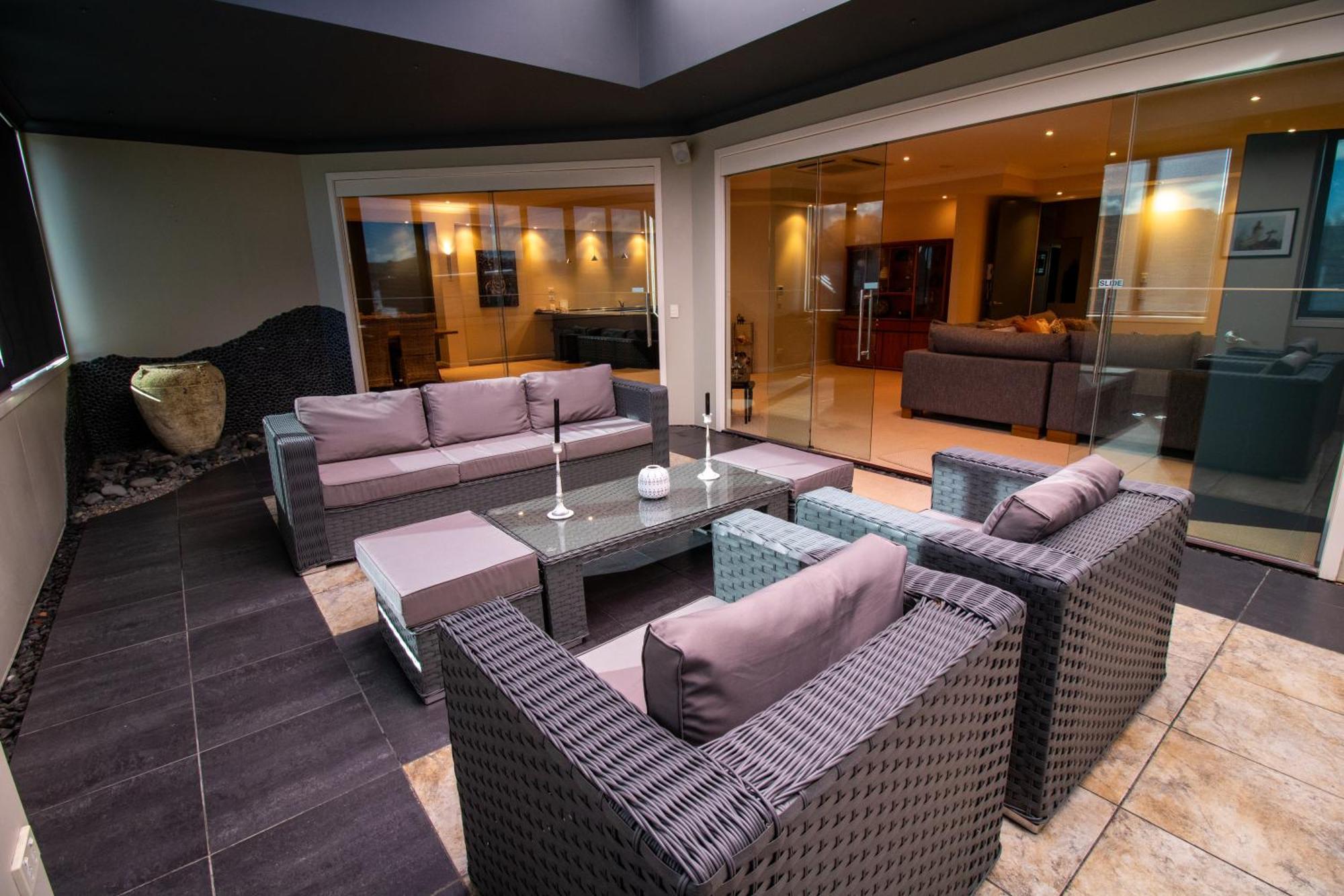 Large Luxury Apartment Located Right In Town Таупо Екстериор снимка