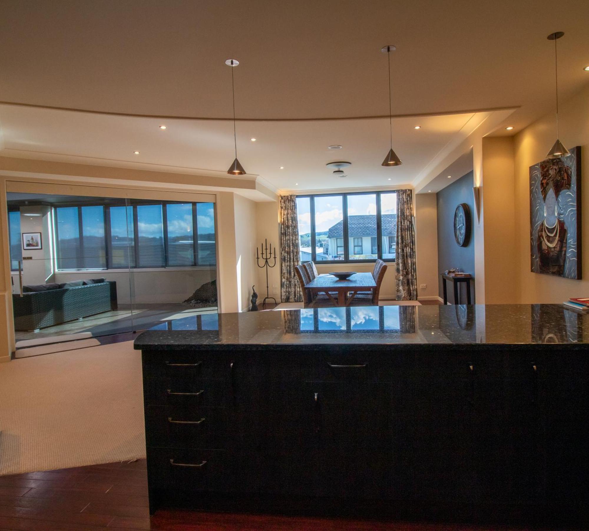 Large Luxury Apartment Located Right In Town Таупо Екстериор снимка